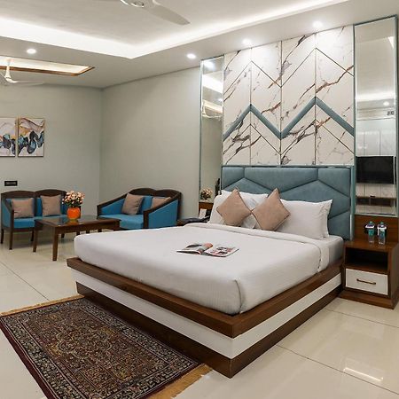 Hotel Leela Grande Karnāl Extérieur photo