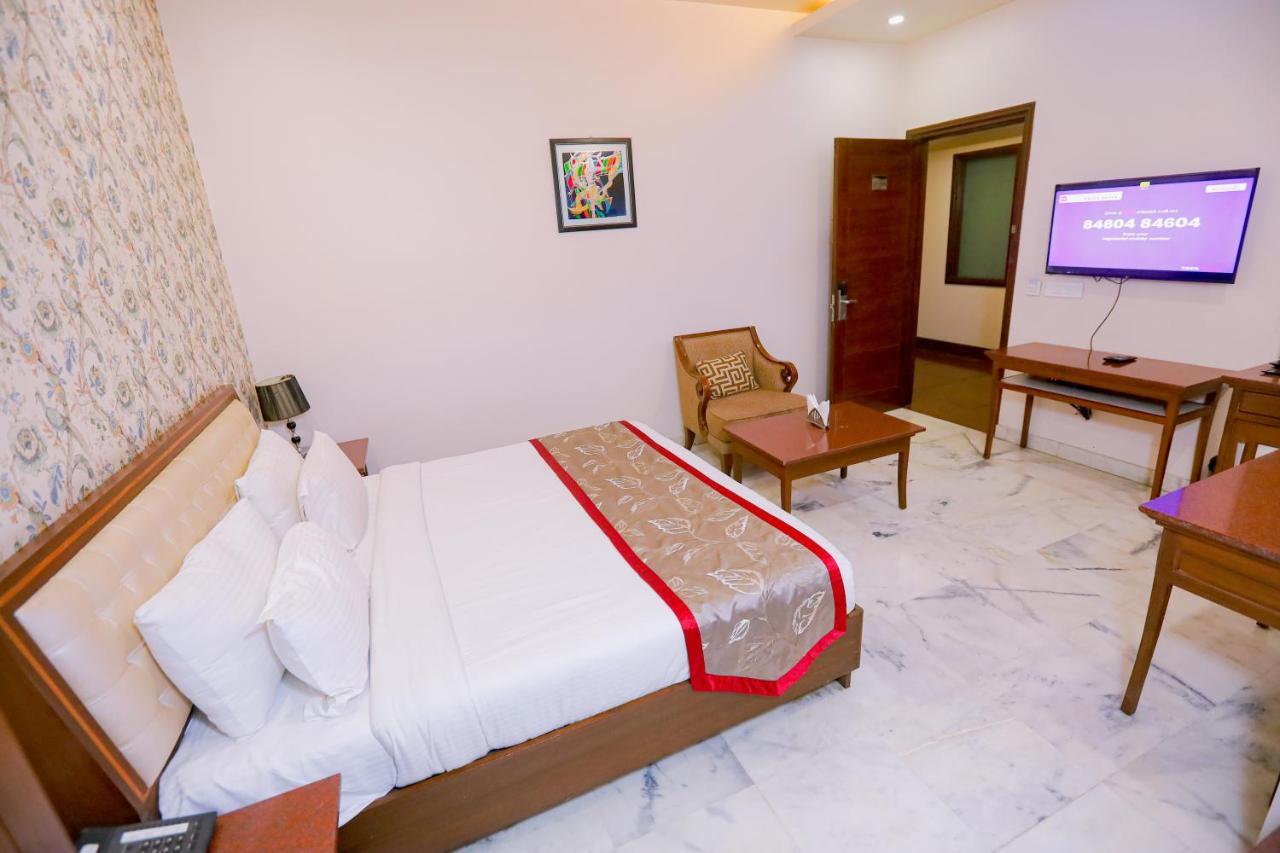 Hotel Leela Grande Karnāl Extérieur photo