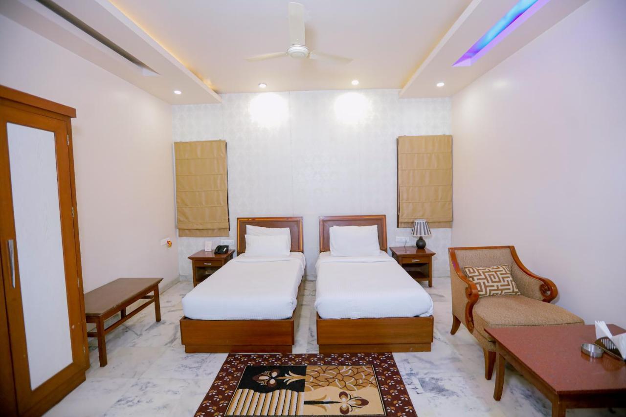 Hotel Leela Grande Karnāl Extérieur photo