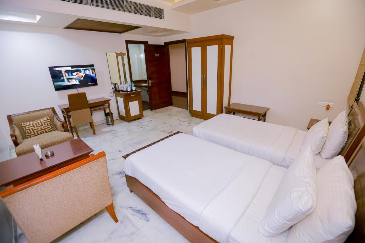 Hotel Leela Grande Karnāl Extérieur photo
