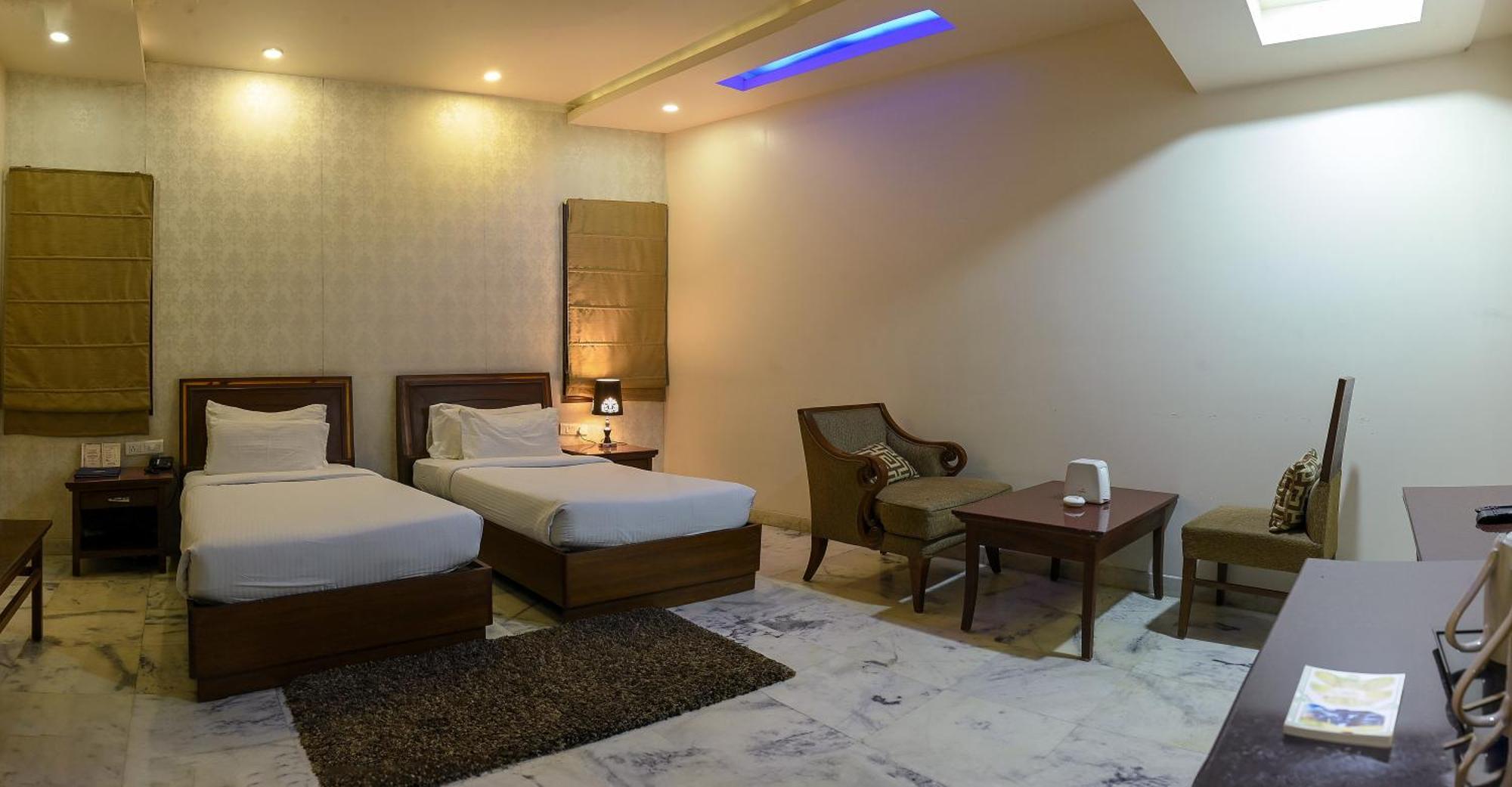 Hotel Leela Grande Karnāl Extérieur photo