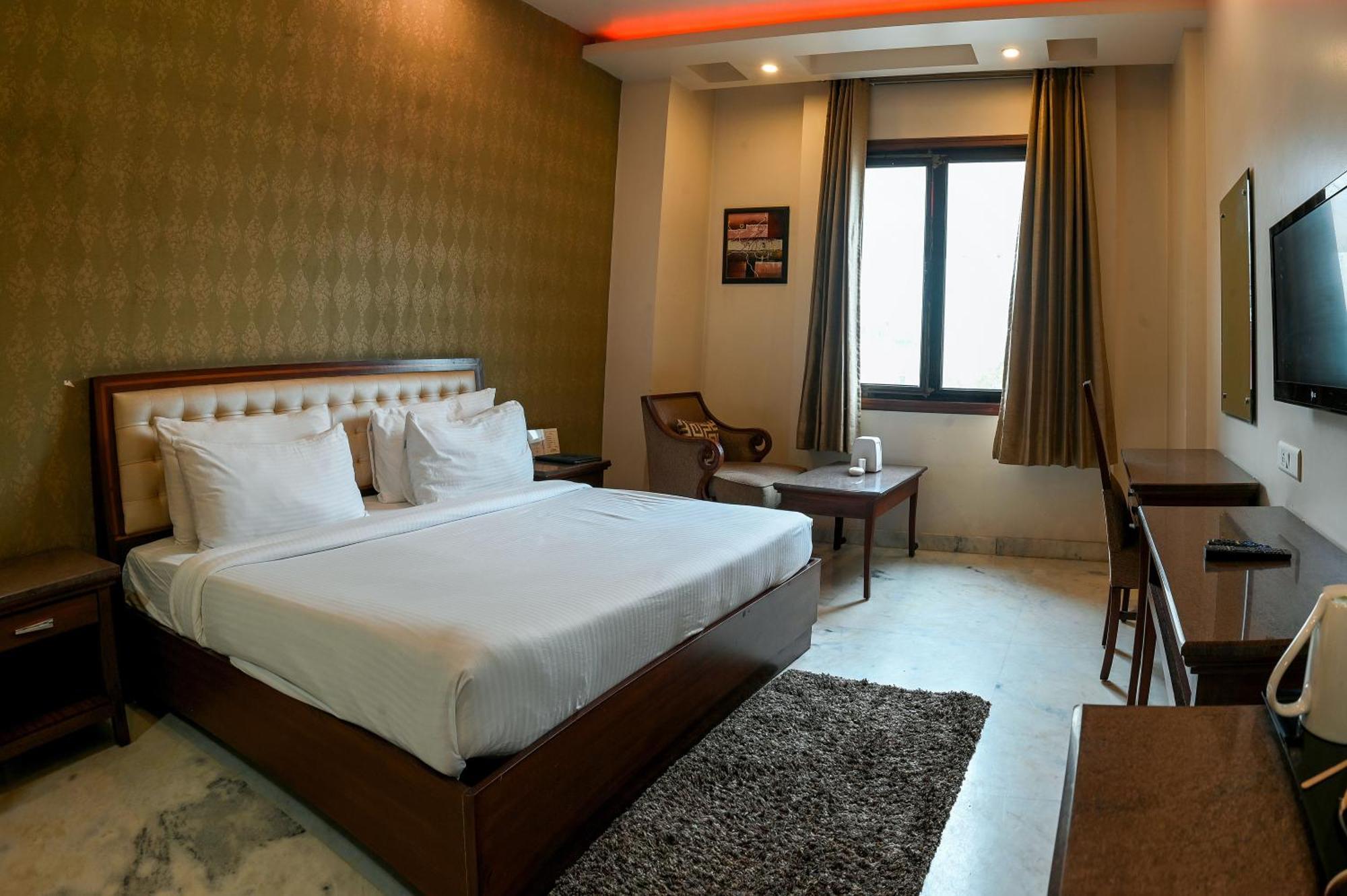 Hotel Leela Grande Karnāl Extérieur photo