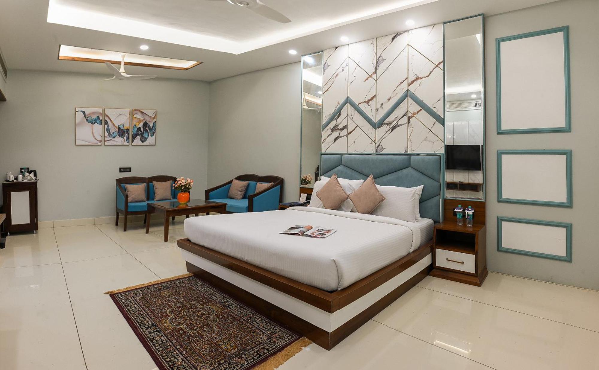 Hotel Leela Grande Karnāl Extérieur photo