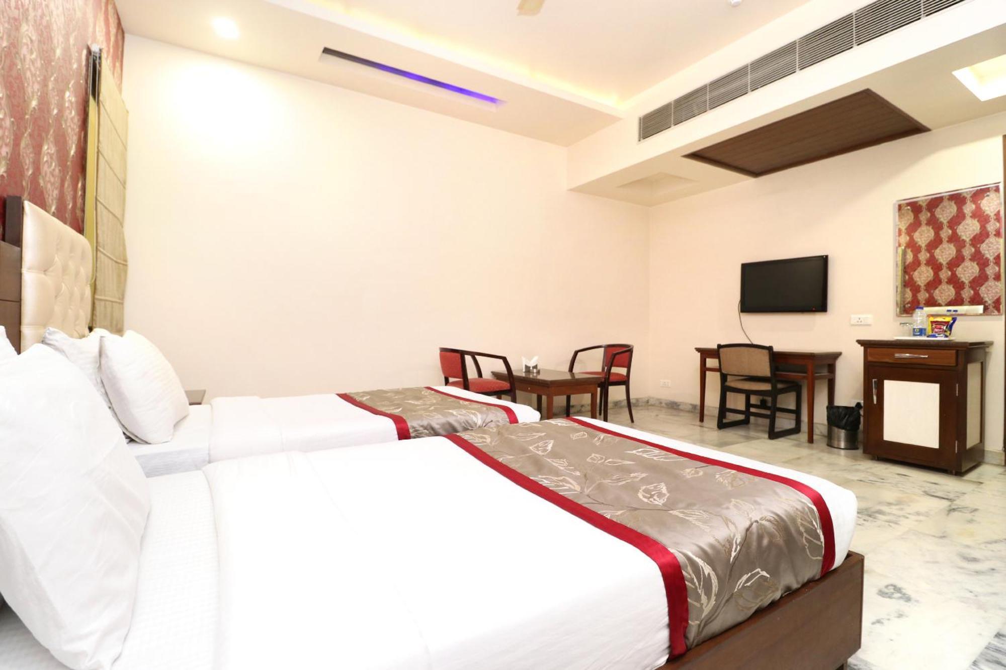 Hotel Leela Grande Karnāl Extérieur photo