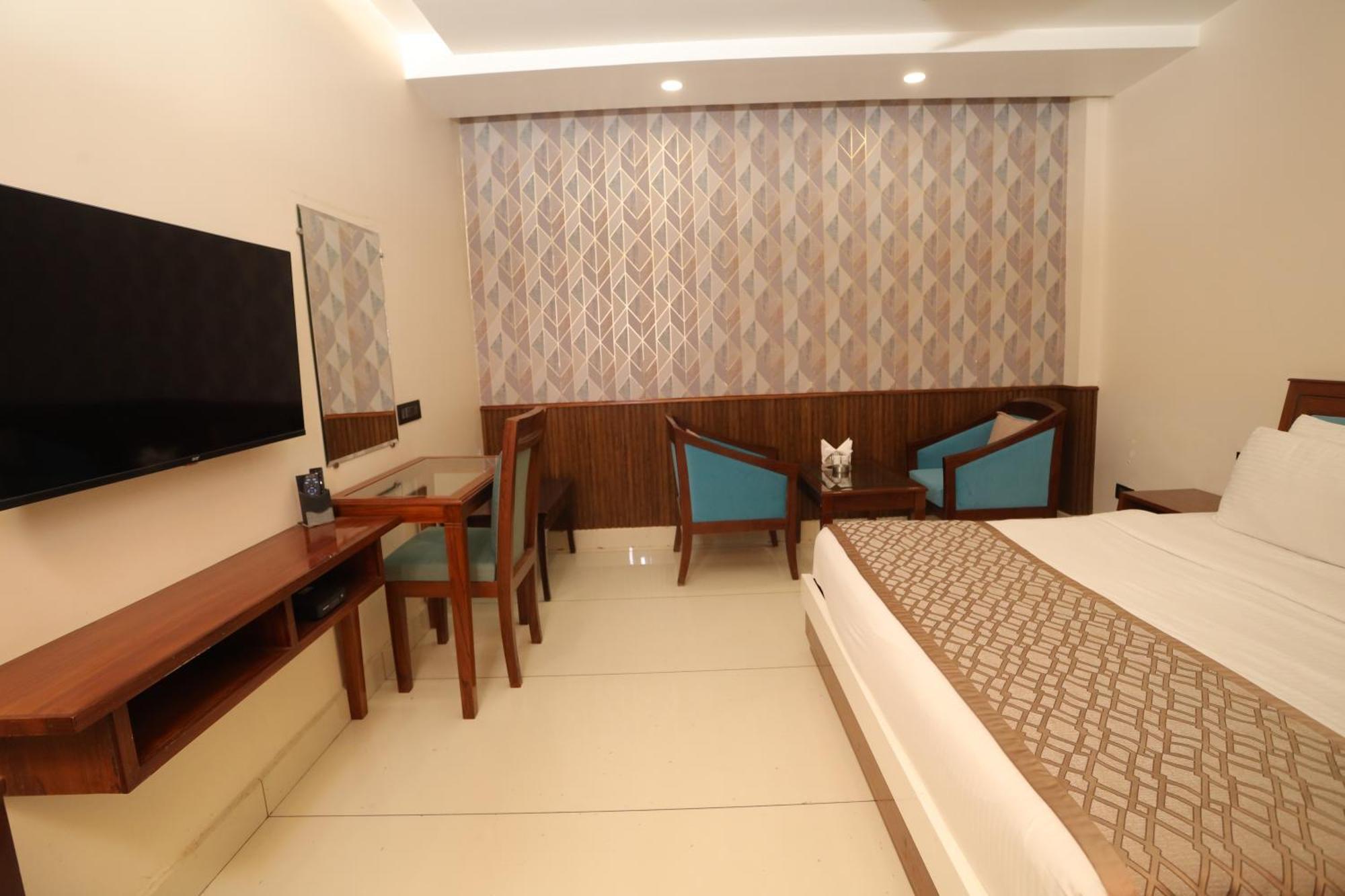 Hotel Leela Grande Karnāl Extérieur photo