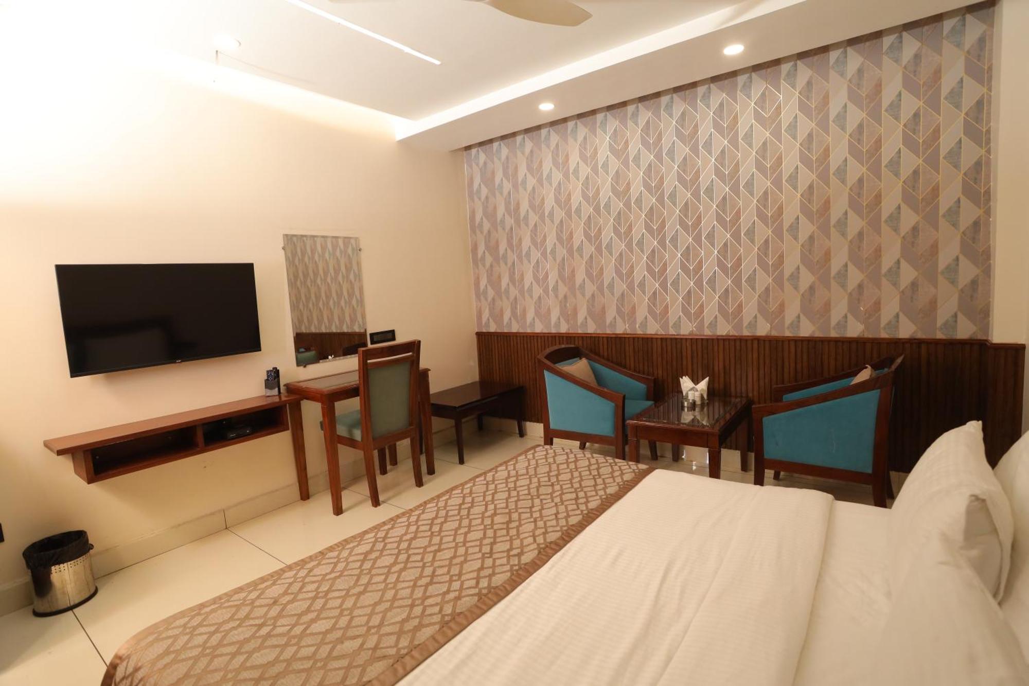 Hotel Leela Grande Karnāl Extérieur photo